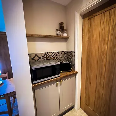 Apartman Tethera, Amma Barn *