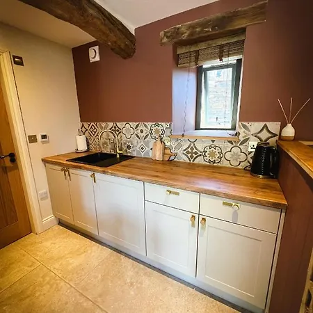 Apartman Tethera, Amma Barn Shap